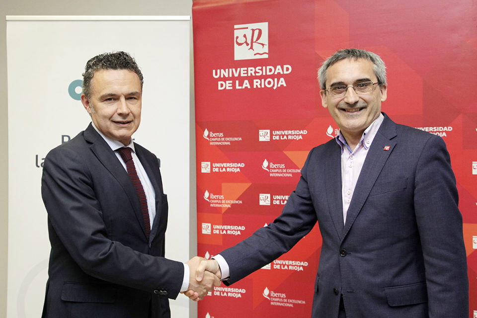 El consejero Conrado Escobar (izquierda) y el rector, Julio Rubio, sellan la adhesión de la UR al Pacto de Emancipación. / Ingrid