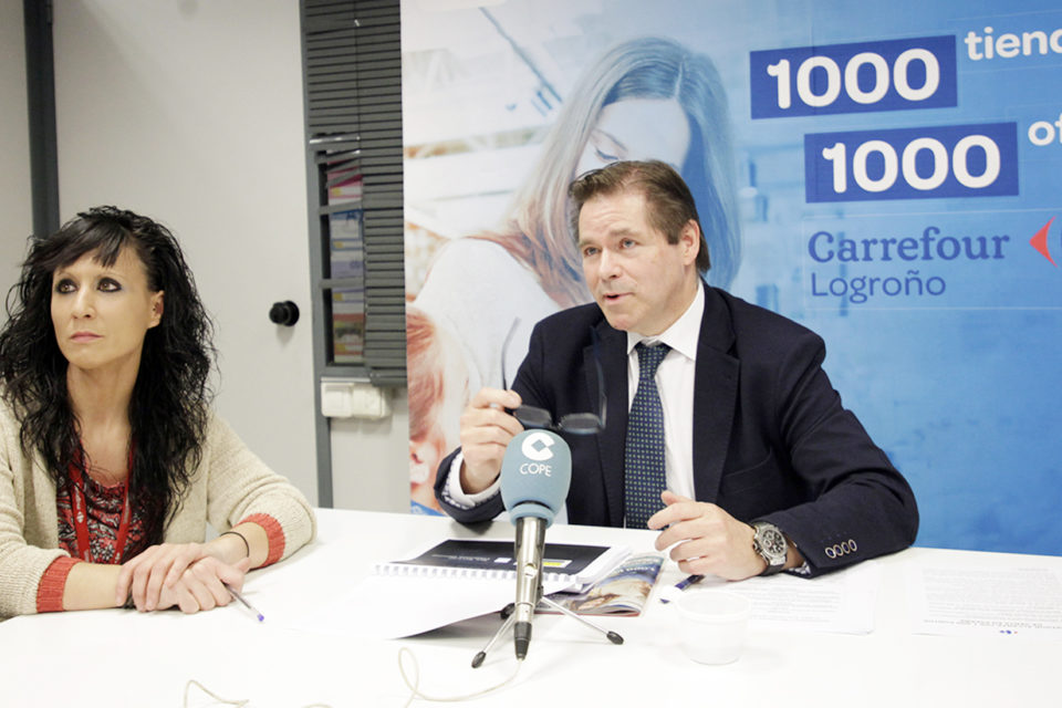 El director de Carrefour Logroño, Jesús Corral, hizo ayer balance del primer año de funcionamiento del hipermercado y avanzó novedades en su estrategia comercial. / Ingrid