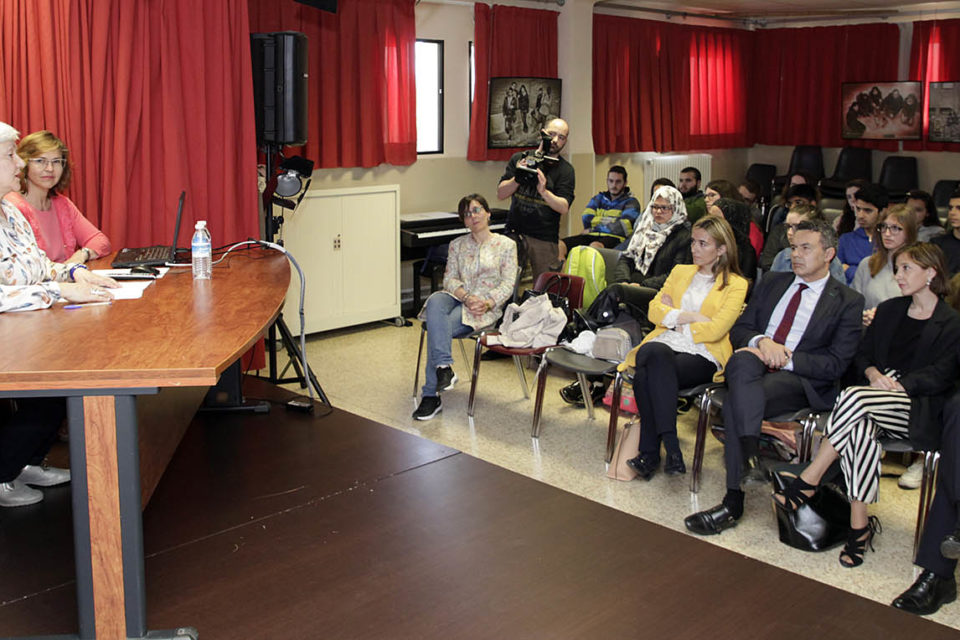 Marisol Chávarri relata su experiencia como víctima del terrorismo, ante autoridades, alumnos y otros asistentes a la primera sesión del proyecto educativo. / Ingrid