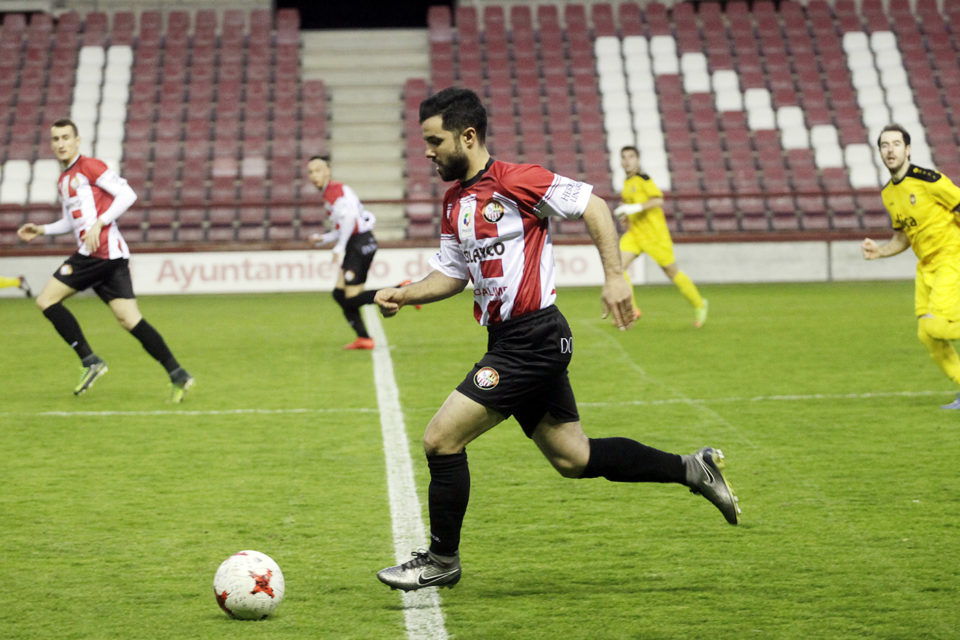 Dani Suárez dirige un ataque contra el River Ebro. La SDL es el equipo más en forma del grupo XVI. / Clara Larrea