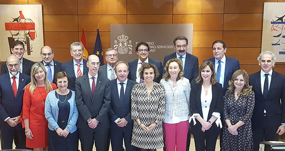 Los asistentes al Consejo Interterritorial de Salud, entre ellos la consejera riojana, con la ministra. / NR