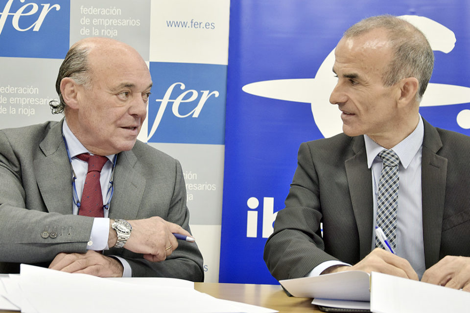 Jaime García-Calzada, presidente de la FER, y el director territorial de Ibercaja, Jesús Les, rubrican el convenio. / NR