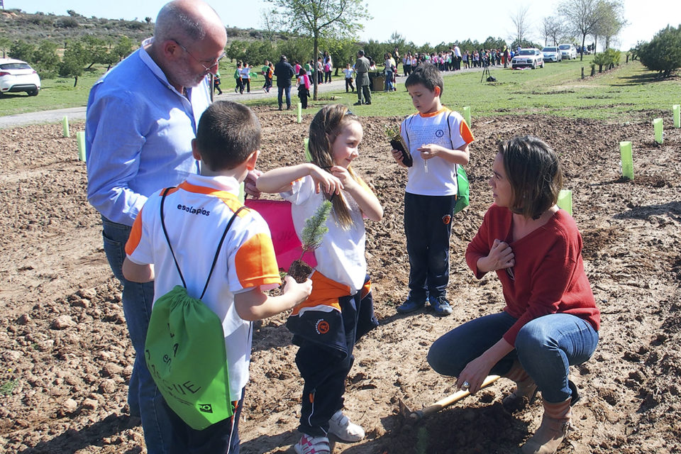 Gamarra y 200 niños plantan árboles en el Parque de la Grajera. / NR
