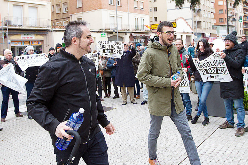 Jorge Merino (izquierda) y Pablo Alberdi se dirigen a la sala de vistas del Juzgado para asistir al juicio que se celebró en abril. / Raquel Manzanares (Efe)