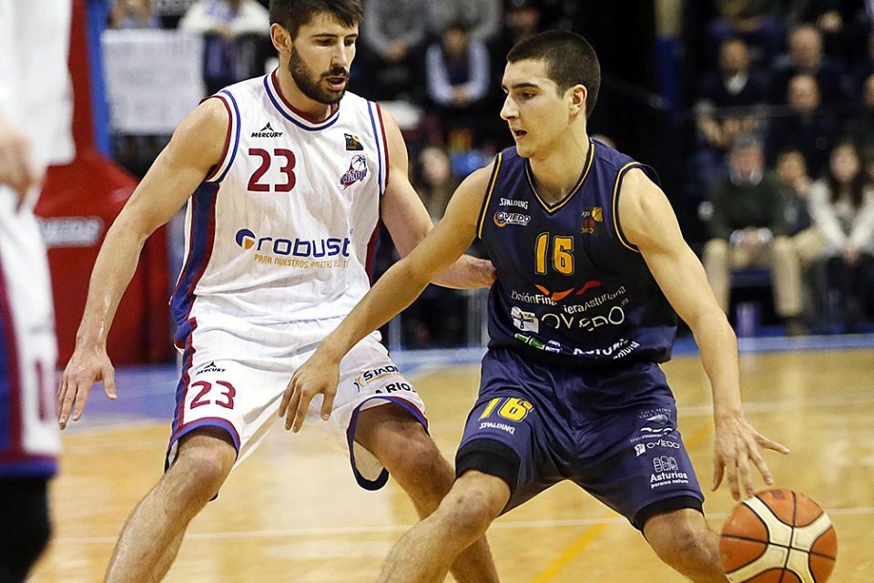 Erik Quintela, en un partido en Pumarín. / CB Oviedo