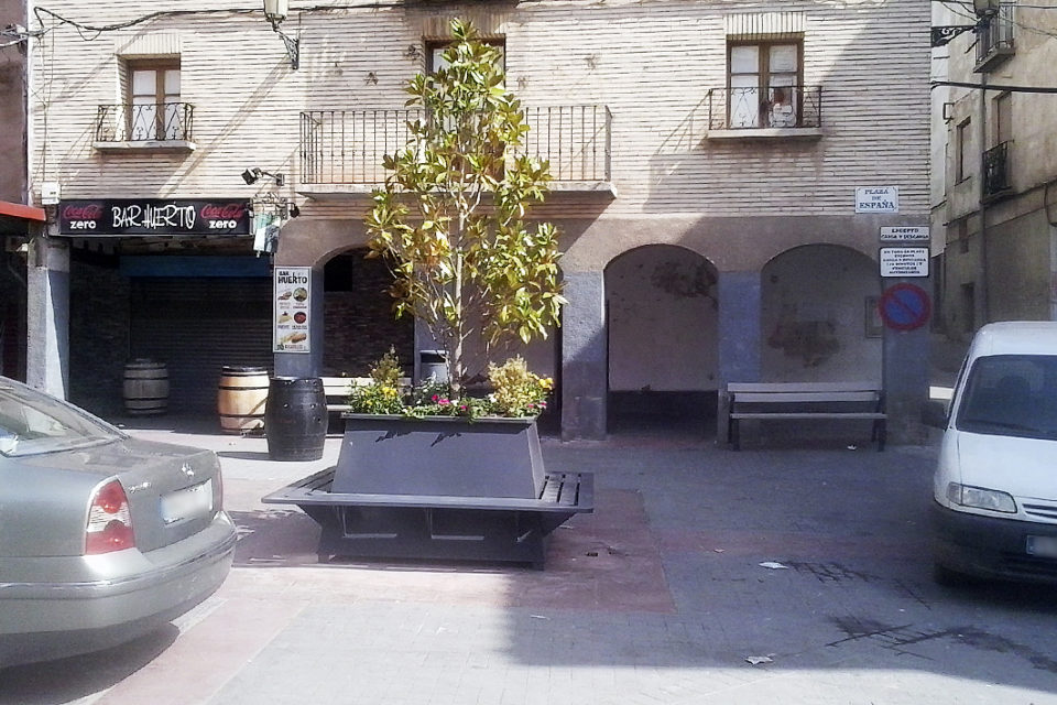 Imagen de la Plaza de España de Viguera, este martes, tras ser instalado un centro floral en sustitución de la fuente de 4 caños. / NR