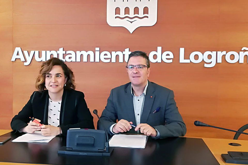 Beatriz Arraiz y Julián San Martín, ayer en rueda de prensa en el Ayuntamiento. / NR