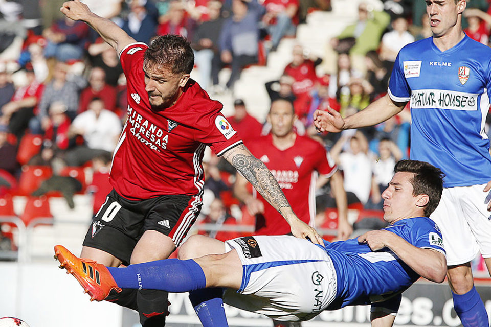 Jaime Paredes va al corte de un jugador mirandesista. / Diario de Burgos