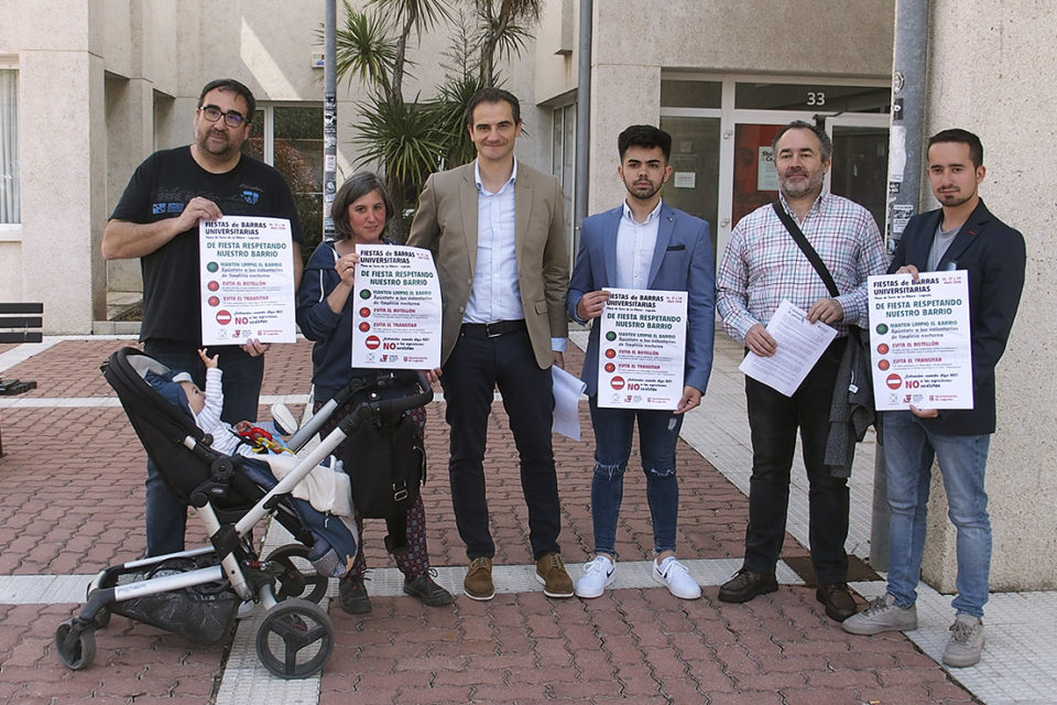El concejal Miguel Sáinz, con representantes de la comisión de fiestas y asociación de vecinos para coordinar la fiesta de barras. / NR