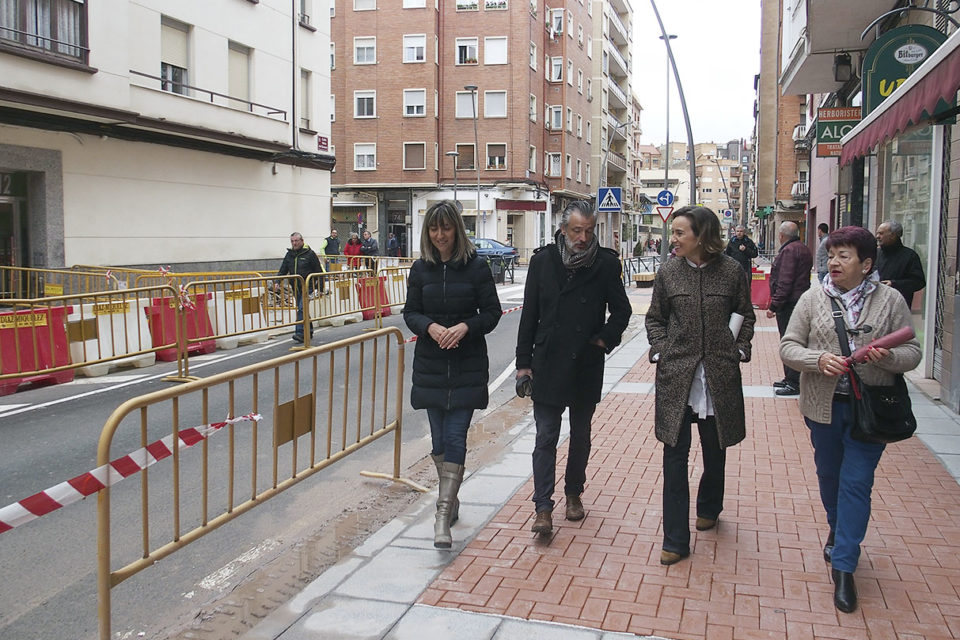 La alcaldesa, Cuca Gamarra, pasea por el tramo de Vélez de Guevara, donde se ejecutan las obras de las segunda fase. / NR
