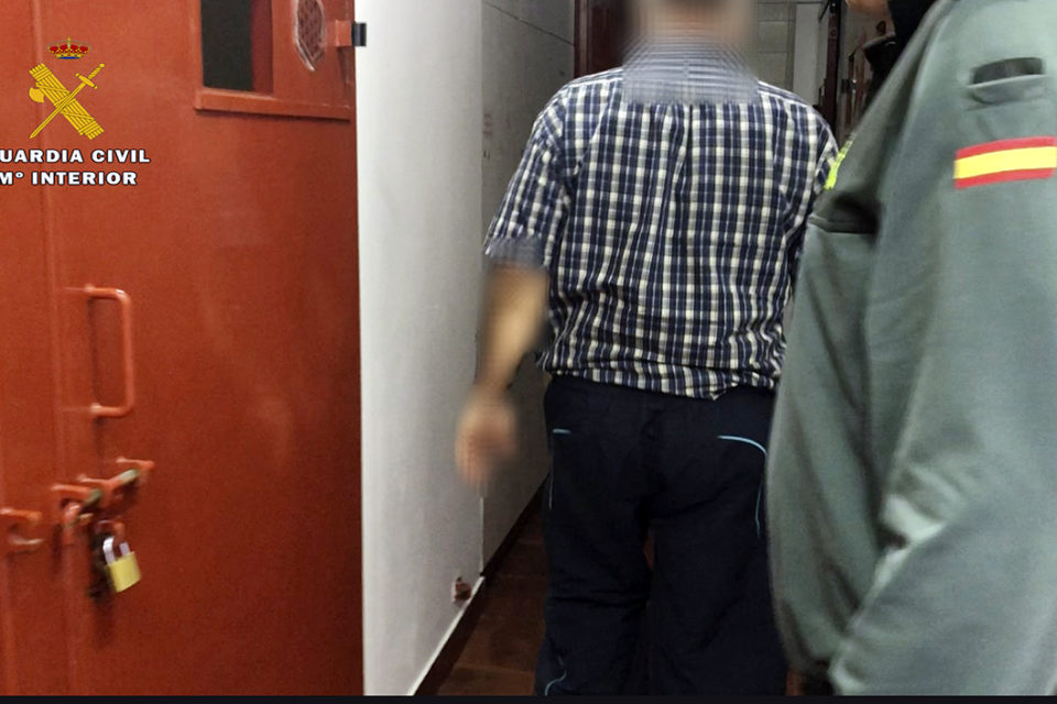El detenido es conducido por agentes de la Guardia Civil a dependencias de este cuerpo. /GUARDIA CIVIL