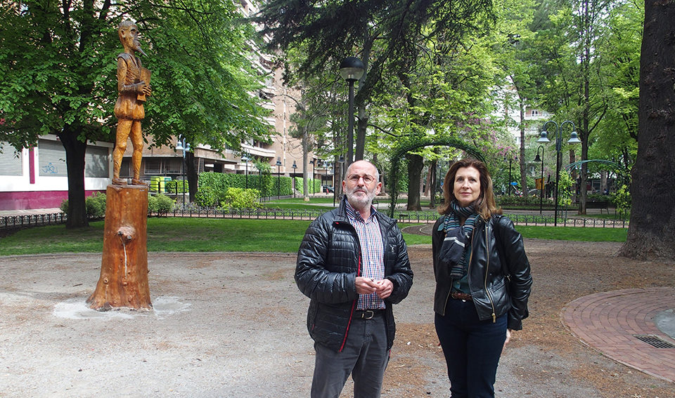 Jesús Ruiz Tutor y Mar San Martín, junto al punto de lectura del parque del Carmen. / NR