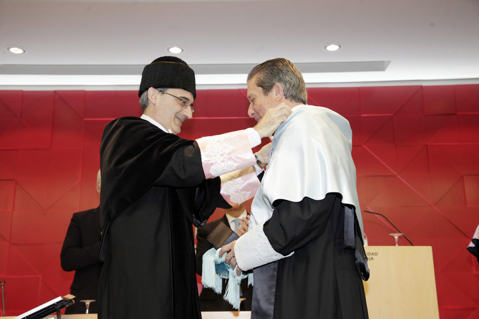 Momento en el que Mayor Zaragoza es investido doctor Honoris Causa por parte del rector de la UR, Julio Rubio. /INGRID