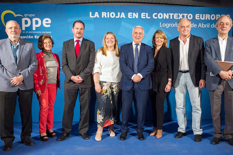 El presidente riojano, con eurodiputados del PP, este viernes en Logroño. /RIOJAPRESS