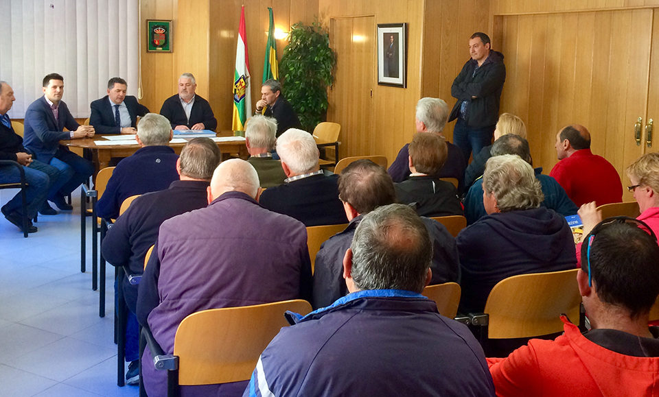 El consejero ha presentado el proyecto a los vecinos de Hormilla. / NR