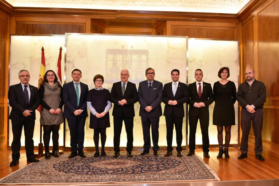 El presidente, con los alcaldes de las cabeceras de comarca, tras firmar los convenios. / NR
