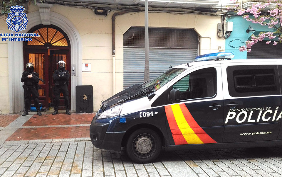 Los agentes custodian el acceso a un edificio en Pérez Galdós. / Policía Nacional