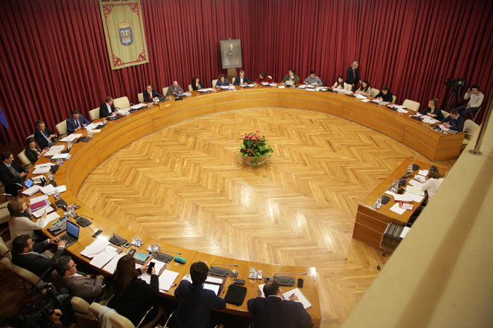 La oposición abandona el pleno y rechaza que el convenio de bomberos pase a ser cuatrienal