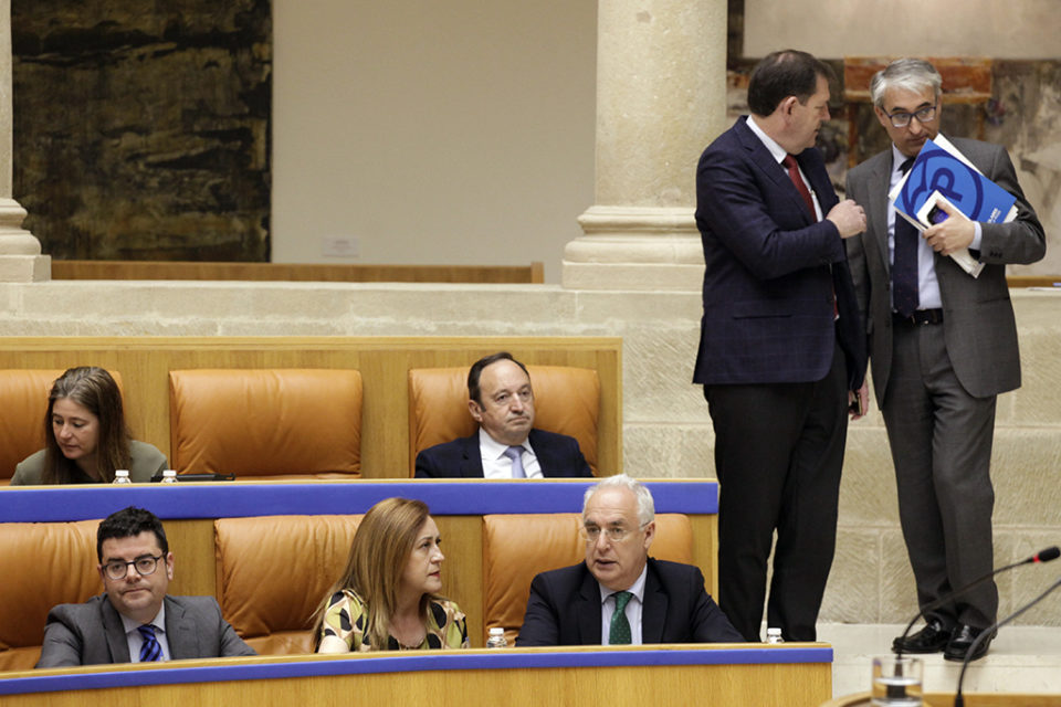 El presidente charla con la consejera de Presidencia antes de iniciarse el pleno. / Ingrid