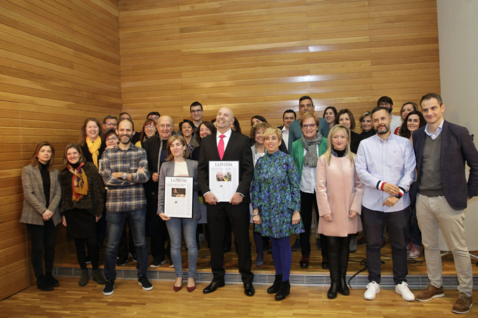 Los galardonados exhiben sus premios junto a periodistas de la APR y otros candidatos. / Ingrid