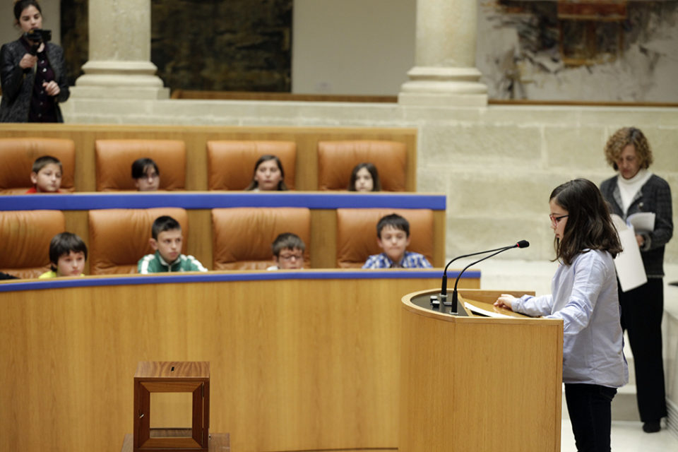 Una de las escolares, durante su intervención en la tribuna de oradores. / Ingrid