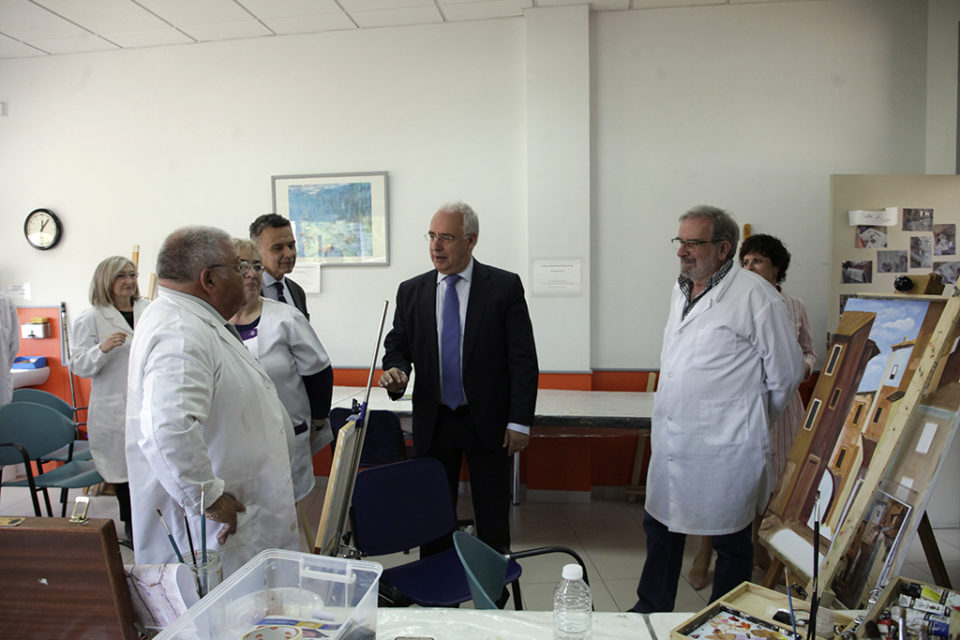 El presidente, junto al consejero de Servicios Sociales, conversa con usuarios del Centro de Participación Activa Zona Sur. /Ingrid