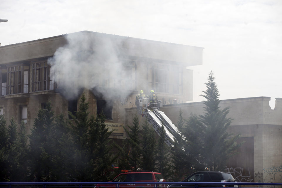 La rápida intervención de los bomberos evitó que el fuego se extendiera a otras zonas del inmueble. /INGRID