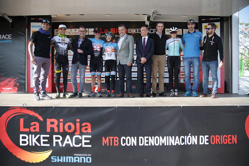 Carlos Coloma y Clàudia Galicia, los grandes favoritos para la ronda riojana, junto a las autoridades. / Clara Larrea