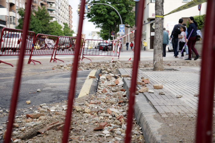 La rotura de una tubería de agua inunda un tramo de avenida de la Paz e inutiliza un trozo de calzada