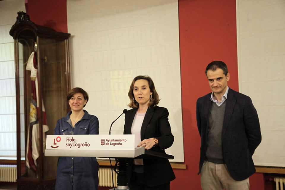 De izquierda a derecha, Pilar Montes, Cuca Gamarra y Miguel Sáinz. / Ingrid