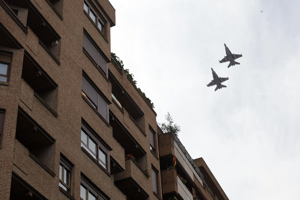 Dos aviones sobrevuelan Logroño para preparar el desfil de las FAS. / Ingrid