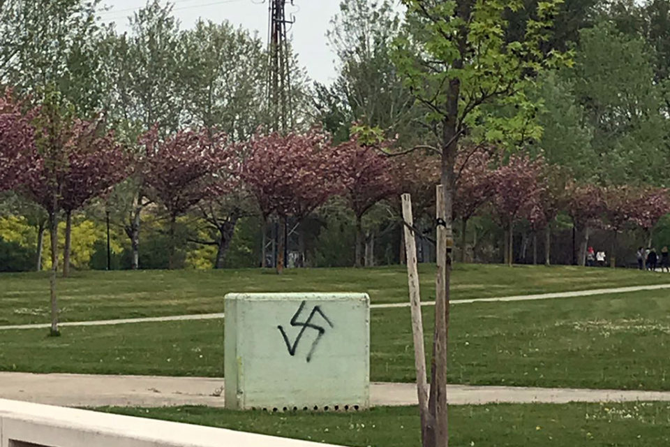 Pintada en el parque de La Ribera. / PSOE