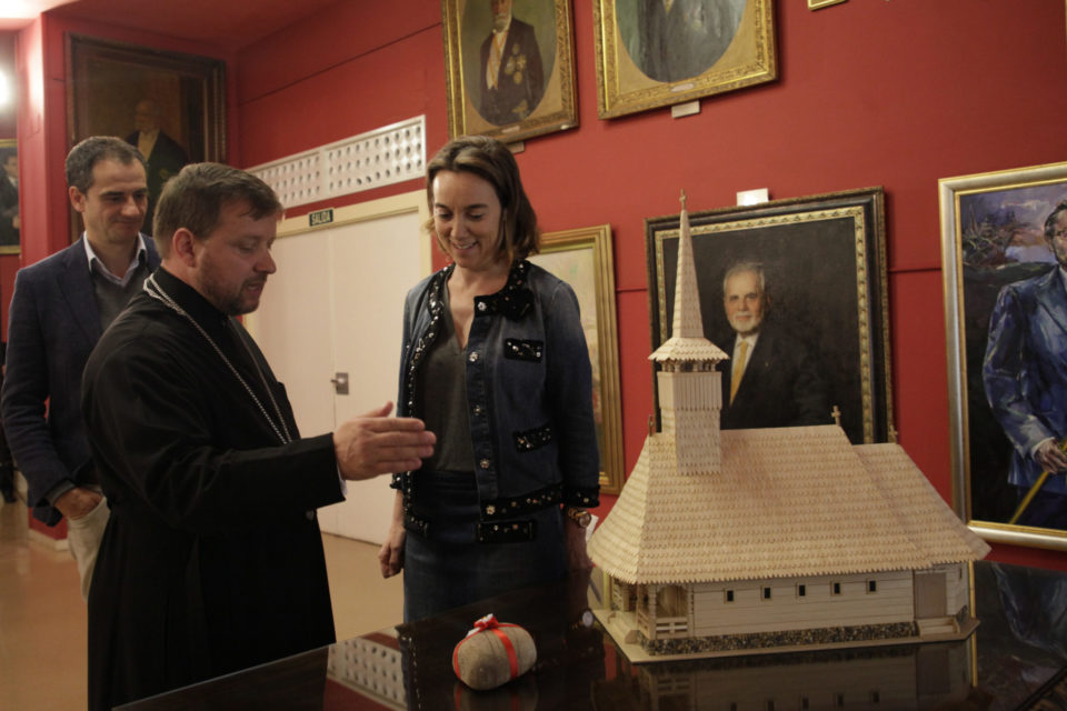 Cuca Gamarra contempla, junto al padre Vasile Magnet, la maqueta de la de la parroquia ortodoxa Santísima Trinidad./ Ingrid