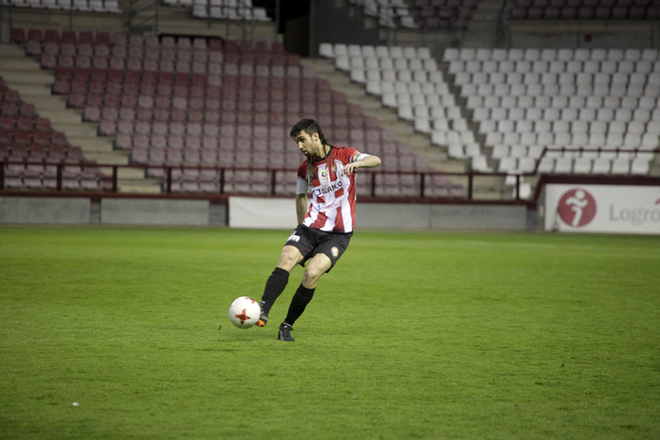 Miguel Ledo da salida al balón en el partido de liga frente al River Ebro. / Clara Larrea