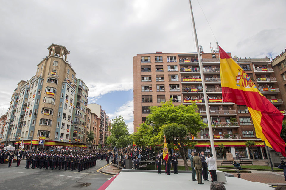 Izado de la bandera en el cruce de Vara de Rey con San Antón, uno de los momentos más solemnes de la celebración del sábado. / Efe