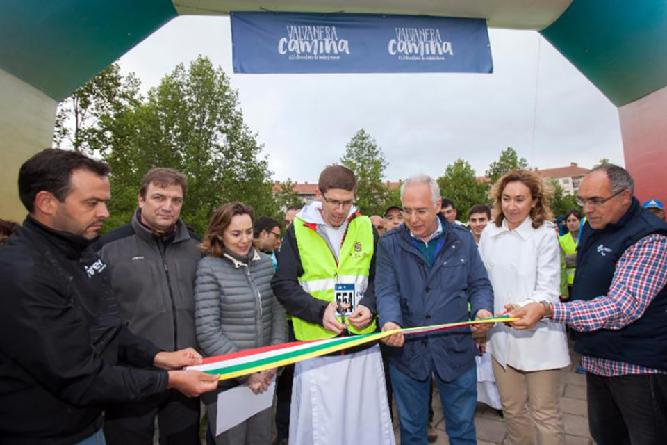 Autoridades cortan la cinta antes de iniciarse la marcha a Valvanera. / NR