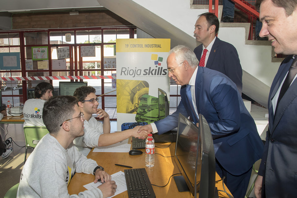 El presidente saluda a varios jóvenes durante la inauguración de Riojaskills. / NR