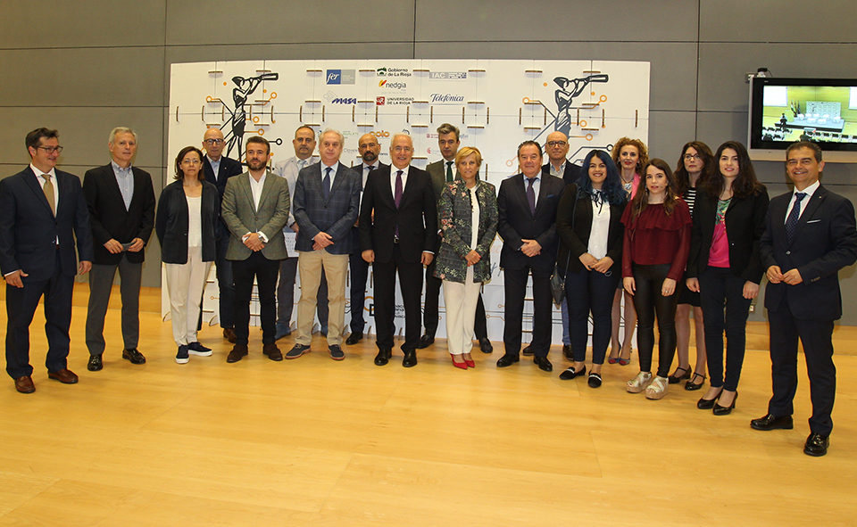 El presidente, en el centro de la imagen, ha inaugurado el Foro de la Innovación este martes. / NR