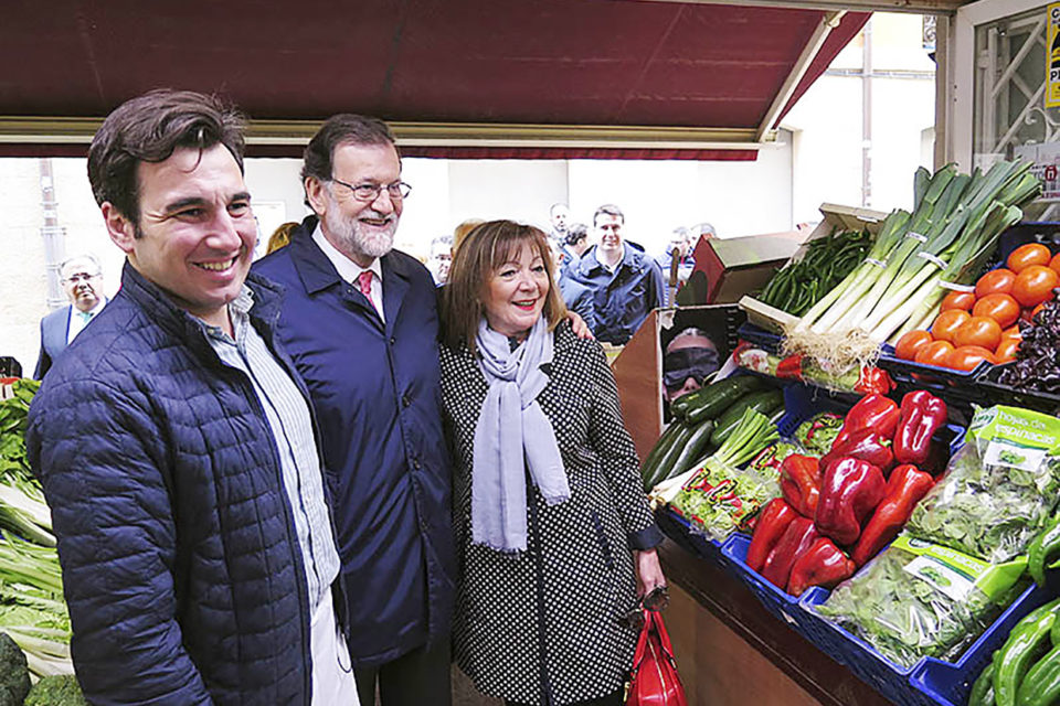 Rajoy, durante su visita al mercado de abastos. /NR