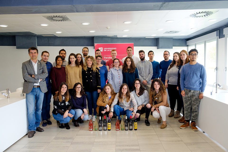 Estudiantes de la VI Promoción del Grado en Enología con sus vinos '28 de abril'. / UR