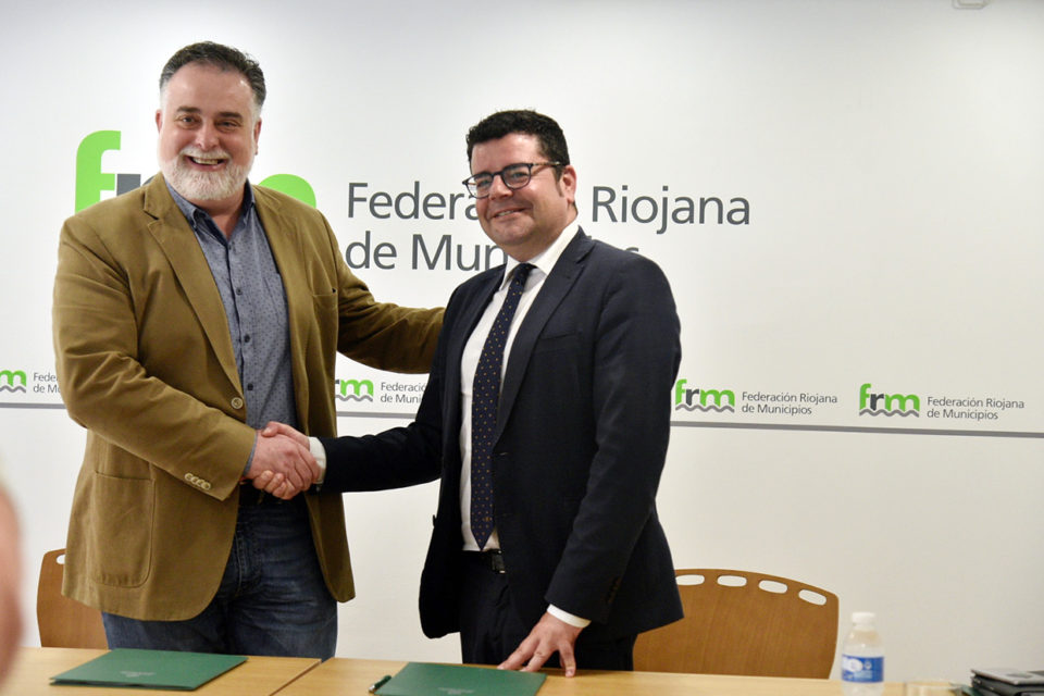 Roberto Varona (izquierda) y Alfonso Domínguez sellan el acuerdo. /NR