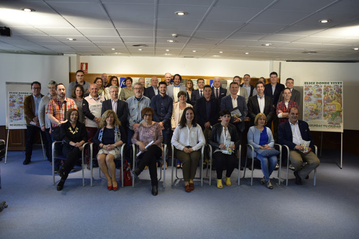 30 entidades se suman a una campaña para promocionar el comercio urbano