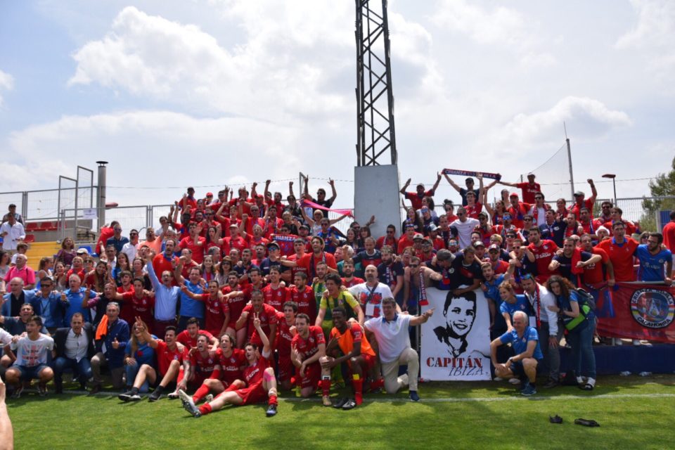 El Calahorra celebra el ascenso con la afición. / CD Calahorra (Twitter)
