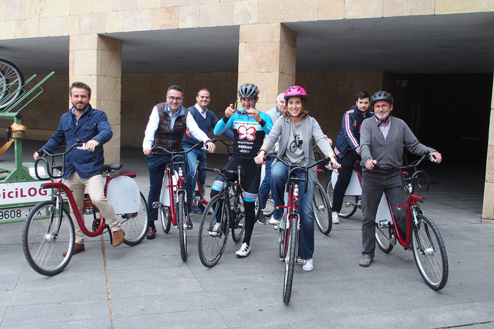 Cuca Gamarra, junto a Carlos Coloma y varios concejales del Ayuntamiento, han recorrido el centro de la ciudad en bicicleta. / NR