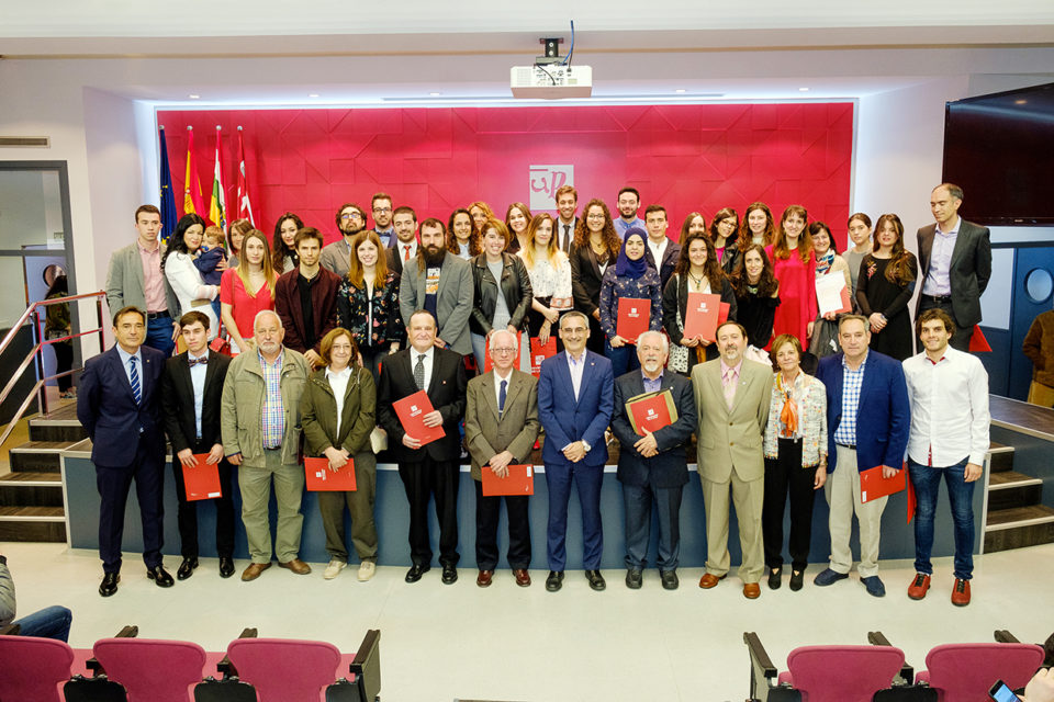 El rector y otros responsables de la UR, con los alumnos premiados y el personal homenajeado por su jubilación. /NR