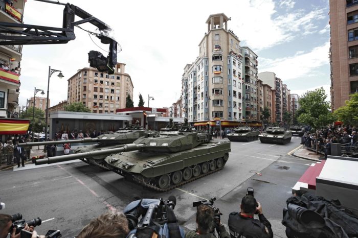 El Rey elogia a militares y guardias civiles y brinda por "lo que más nos une: España"