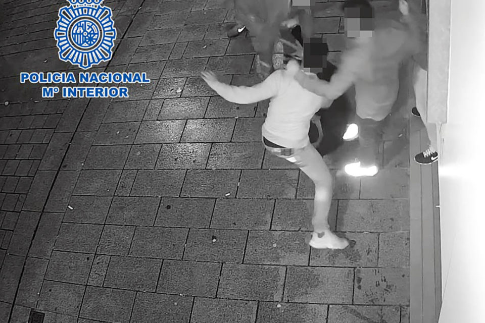 Imagen del momento de la agresión. /CUERPO NACIONAL DE POLICÍA