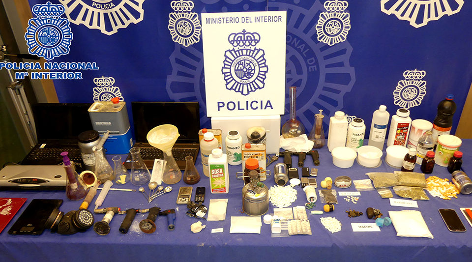 Droga y efectos incautados por los agentes durante los registros. / Policía Nacional