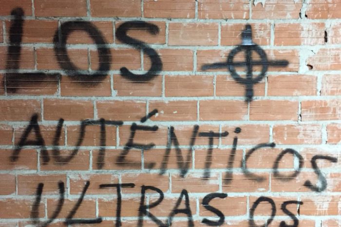 Pintadas fascitas y robo de material en el local de una peña de la SDL