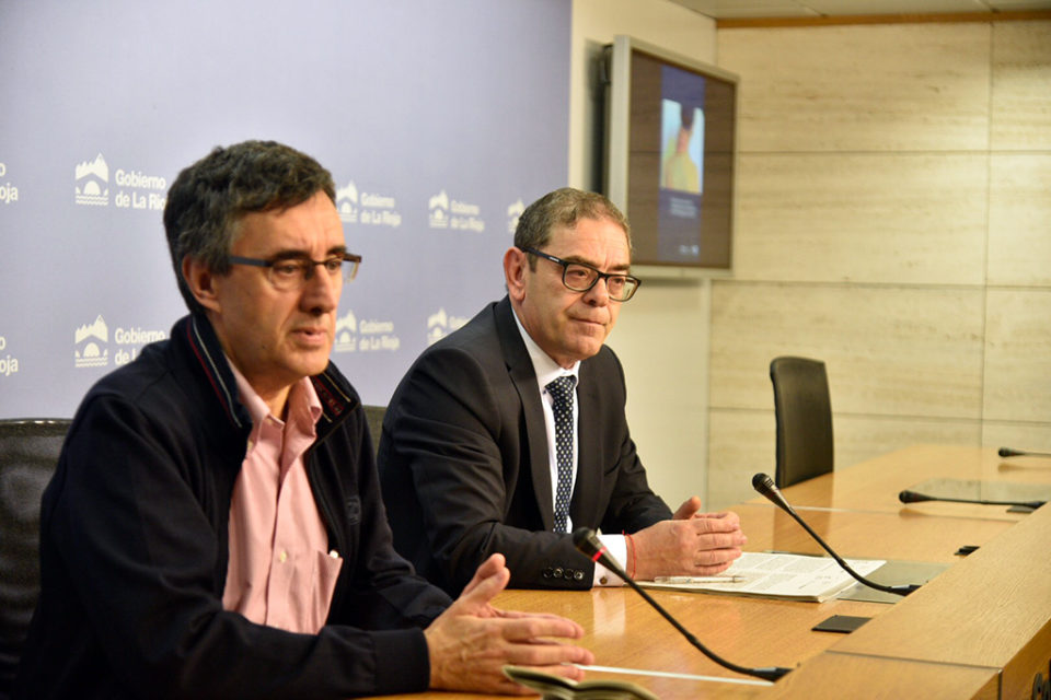 El director del Área de Salud, José Miguel Acítores, y el de Atención Especializada, Juan Antonio López, durante la rueda de prensa. / NR